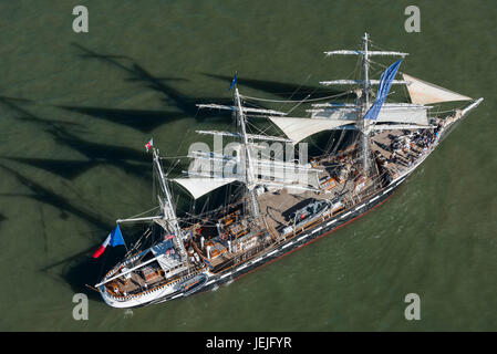 St Nazaire, Francia. Il 25 giugno, 2017. Saint-Nazaire (nord-ovest della Francia), su 2017/06/25: inizio del ponte 2017, una gara transatlantico da Saint-Nazaire a New York tra la nave da crociera Queen Mary 2 e quattro trimarans, 'Sodebo" (Thomas Coville), 'Idec' (Francis Joyon), 'Macif' (Franois Gabart) e 'effettivi' (Yves le BlŽvec). Questa regata è stata organizzata per commemorare il centenario del primo arrivo di truppe americane sulle coste francesi nel giugno 1917. Credito: Andia/Alamy Live News Foto Stock