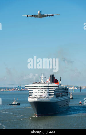 St Nazaire, Francia. Il 25 giugno, 2017. Saint-Nazaire (nord-ovest della Francia), su 2017/06/25: inizio del ponte 2017, una gara transatlantico da Saint-Nazaire a New York tra la nave da crociera Queen Mary 2 e quattro trimarans, 'Sodebo" (Thomas Coville), 'Idec' (Francis Joyon), 'Macif' (Franois Gabart) e 'effettivi' (Yves le BlŽvec). Questa regata è stata organizzata per commemorare il centenario del primo arrivo di truppe americane sulle coste francesi nel giugno 1917. Credito: Andia/Alamy Live News Foto Stock