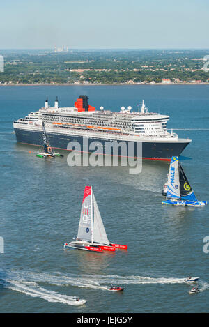 St Nazaire, Francia. Il 25 giugno, 2017. Saint-Nazaire (nord-ovest della Francia), su 2017/06/25: inizio del ponte 2017, una gara transatlantico da Saint-Nazaire a New York tra la nave da crociera Queen Mary 2 e quattro trimarans, 'Sodebo" (Thomas Coville), 'Idec' (Francis Joyon), 'Macif' (Franois Gabart) e 'effettivi' (Yves le BlŽvec). Questa regata è stata organizzata per commemorare il centenario del primo arrivo di truppe americane sulle coste francesi nel giugno 1917. Credito: Andia/Alamy Live News Foto Stock