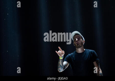 Scheessel, Germania. Il 25 giugno, 2017. Il rapper Caspar tiene un concerto dell'ultimo giorno del festival di musica di uragano in Scheessel, Germania, 25 giugno 2017. La ventunesima edizione del festival ha avuto luogo tra il 23 e il 25 giugno. Foto: Sebastian Gollnow/dpa/Alamy Live News Foto Stock