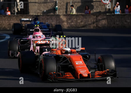 Baku in Azerbaijan. Il 25 giugno, 2017. Belgio driver di Formula Uno Stoffel Vandoorne della McLaren Honda F1 Team in azione durante il 2017 FORMULA ONE Grand Prix di Azerbaigian a Baku circuito cittadino a Baku in Azerbaijan, 25 giugno 2017. Credito: Aziz Karimov/Alamy Live News Foto Stock