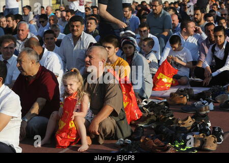 Bucarest, Romania. Il 25 giugno, 2017. i musulmani che celebra l'Eid al-fitr che segna la fine del mese di ramadan, sulla dinamo stadium. Credito: gabriel petrescu/alamy live news Foto Stock