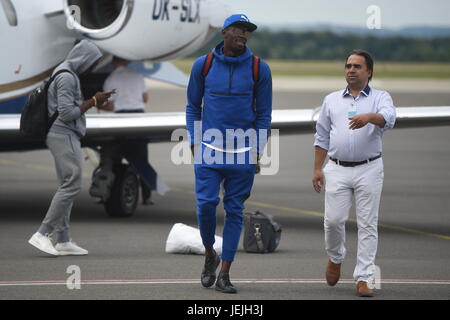 Mosnov, Repubblica Ceca. Il 25 giugno, 2017. Velocista giamaicana Usain Bolt (centro) arriva a Ostrava, prima di Ostrava Golden Spike international meeting di atletica entro IAAF World Challenge, nella Repubblica ceca il 25 giugno 2017. Sul lato destro è Alfons Juck, manager del Golden Spike. CTK foto/Jaroslav Ozana) Foto Stock