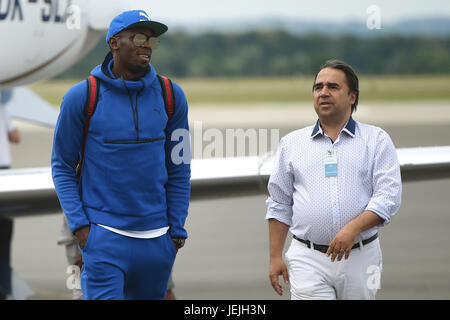 Mosnov, Repubblica Ceca. Il 25 giugno, 2017. Velocista giamaicana Usain Bolt (sinistra) arriva a Ostrava, prima di Ostrava Golden Spike international meeting di atletica entro IAAF World Challenge, nella Repubblica ceca il 25 giugno 2017. Sul lato destro è Alfons Juck, manager del Golden Spike. CTK foto/Jaroslav Ozana) Foto Stock