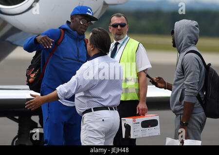 Mosnov, Repubblica Ceca. Il 25 giugno, 2017. Velocista giamaicana Usain Bolt (sinistra) arriva a Ostrava, prima di Ostrava Golden Spike international meeting di atletica entro IAAF World Challenge, nella Repubblica ceca il 25 giugno 2017. Abbracci lui Alfons Juck, manager del Golden Spike. CTK foto/Jaroslav Ozana) Foto Stock