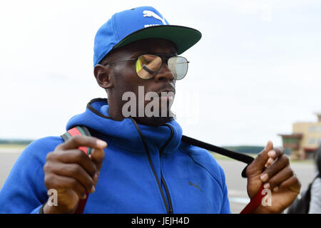 Mosnov, Repubblica Ceca. Il 25 giugno, 2017. Velocista giamaicana Usain Bolt arriva a Ostrava, prima di Ostrava Golden Spike international meeting di atletica entro IAAF World Challenge, nella Repubblica ceca il 25 giugno 2017. Credito: Jaroslav Ozana/CTK foto/Alamy Live News Foto Stock