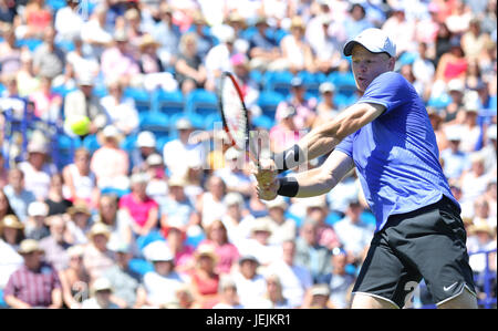 Eastbourne, Regno Unito. Il 26 giugno, 2017. Kyle Edmund di Gran Bretagna in azione durante il suo turno di un match contro Donald giovani degli Stati Uniti durante il giorno due di Aegon International Eastbourne il 26 giugno 2017 a Eastbourne, Inghilterra Credito: Paolo Terry foto/Alamy Live News Foto Stock