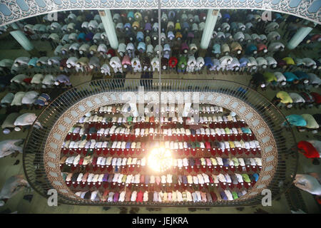 Dacca in Bangladesh. Il 26 giugno, 2017. I musulmani del Bangladesh offrono Eid al-Fitr preghiera a Baitul Mukarram Moschea Nazionale a Dhaka, nel Bangladesh. Credito: Suvra Kanti Das/ZUMA filo/Alamy Live News Foto Stock