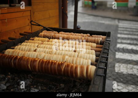 Trdelnik - tradizionale torta e dolce pasticceria dalla Repubblica ceca, Slovacchia e Ungheria Foto Stock