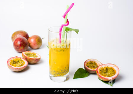 Succo di frutto della passione con frutti di bosco. Una sana bevanda estiva Foto Stock