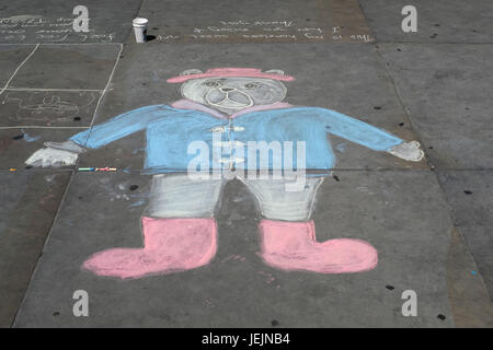 Chalk disegno sul marciapiede in Trafalgar Square Foto Stock