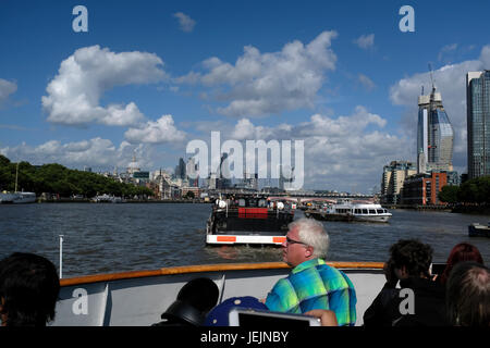 I turisti in una Crociera sul Fiume Tamigi a Londra, Inghilterra Foto Stock