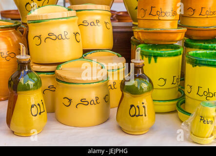 Colorati vasi di ceramica al mercato turistico sulla Plaza de la Reina a Valencia Foto Stock