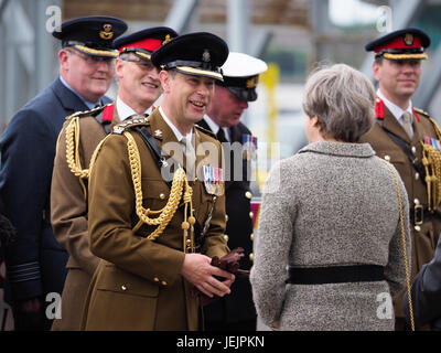 Il primo ministro Theresa Maggio visiti Liverpool per le forze armate di giorno sabato 24 giugno 2017. Foto Stock