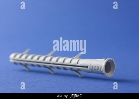 A cavallo di plastica grano su sfondo blu Foto Stock