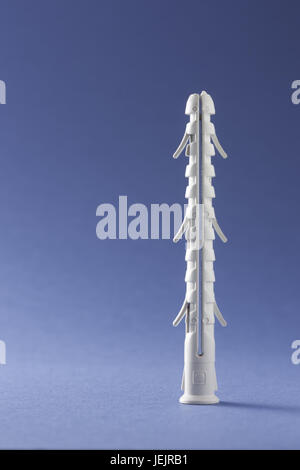 A cavallo di plastica grano su sfondo blu Foto Stock