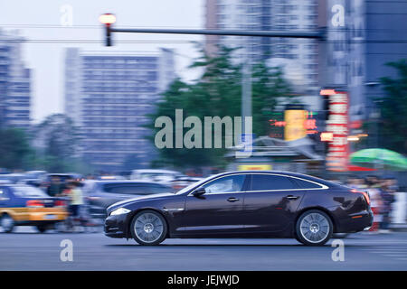 PECHINO 23 MAGGIO. Limousine Jaguar XJ nel centro della città al crepuscolo. Jaguar ha raggiunto le sue migliori vendite globali, con un aumento delle prestazioni del mercato del 30%. Foto Stock