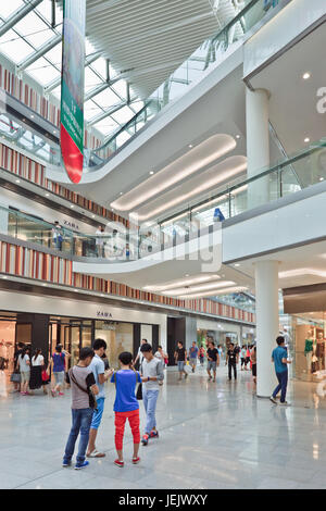 PECHINO-18 LUGLIO 2015. All'interno del centro commerciale Livat. Con oltre 172.000 m2, LIVAT si distingue dagli altri centri commerciali di Pechino per il suo design unico. Foto Stock
