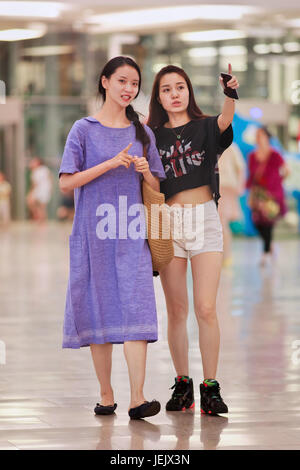 Pechino-Agosto 19, 2015. Le ragazze a piedi nella Livat shopping mall. Di proprietà di Inter Ikea Centre Group, il suo design è univocamente scandinavo e ospita oltre 4 Foto Stock