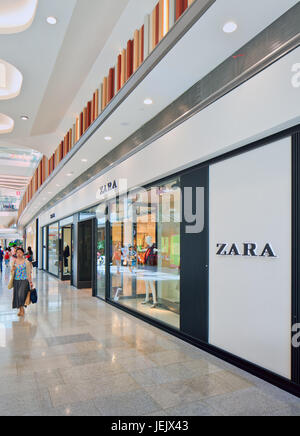 PECHINO-AGO. 21, 2015. Zara outlet esterno. Il più grande rivenditore di moda al mondo si espande ancora rapidamente. Negli ultimi anni, le vendite hanno registrato una crescita annua del 17%. Foto Stock