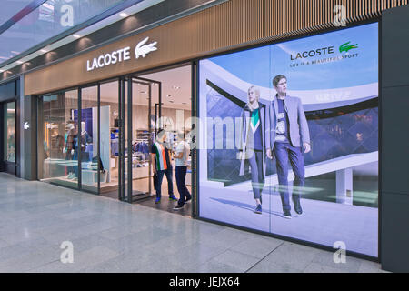 PECHINO-AGO. 21, 2015. Uscita Lacoste. Lacoste è una società francese di abbigliamento fondata nel 1933, vende abbigliamento e calzature di fascia alta. Foto Stock