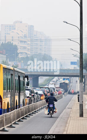 PECHINO-OTT. 19, 2014. Ingorghi di traffico in una città coperta di smog. Pechino ha sollevato l'allarme dell'inquinamento atmosferico verso l'arancione e ha chiuso diverse autostrade. Foto Stock