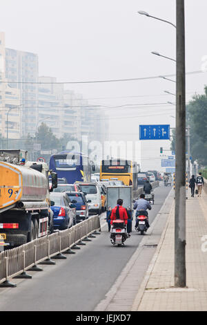 PECHINO-OTT. 19, 2014. Ingorghi di traffico in una città coperta di smog. Pechino ha sollevato l'allarme dell'inquinamento atmosferico verso l'arancione e ha chiuso diverse autostrade. Foto Stock