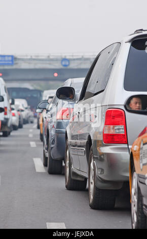 PECHINO-OTT. 19, 2014. Ingorgo di traffico nella città coperta di smog. Pechino ha subito un grave inquinamento atmosferico causato principalmente dalle emissioni di gas di scarico. Foto Stock