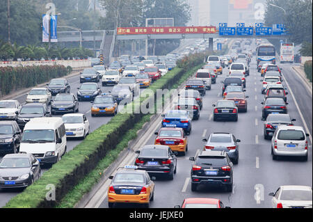 PECHINO-OTT. 19, 2014. Ingorgo di traffico nella città coperta di smog. L'allarme di smog di Pechino è andato ad arancione, significa "pericoloso", principalmente causato dalle emissioni di scarico. Foto Stock