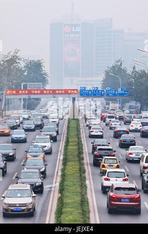 PECHINO-OTT. 19, 2014. Ingorgo di traffico nella città coperta di smog. L'allarme di smog di Pechino è andato ad arancione, significa "pericoloso", principalmente causato dalle emissioni di scarico. Foto Stock