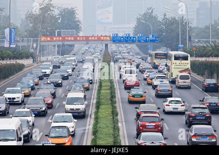 PECHINO-OTT. 19, 2014. Ingorgo di traffico nella città coperta di smog. L'allarme di smog di Pechino è andato ad arancione, significa "pericoloso", principalmente causato dalle emissioni di scarico. Foto Stock