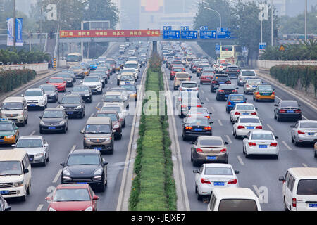 PECHINO-OTT. 19, 2014. Ingorgo di traffico nella città coperta di smog. L'allarme di smog di Pechino è andato ad arancione, significa "pericoloso", causato maily dalle emissioni di scarico. Foto Stock