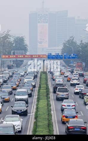 PECHINO-OTT. 19, 2014. Ingorgo di traffico nella città coperta di smog. L'allarme di smog di Pechino è andato ad arancione, significa "pericoloso", principalmente causato dalle emissioni di scarico. Foto Stock