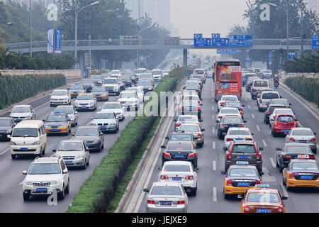 PECHINO-OTT. 19, 2014. Ingorgo di traffico nella città coperta di smog. L'allarme di smog di Pechino è andato ad arancione, significa "pericoloso", principalmente causato dalle emissioni di scarico. Foto Stock