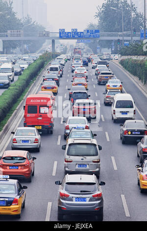 PECHINO-OTT. 19, 2014. Ingorgo di traffico nella città coperta di smog. L'allarme di smog di Pechino è andato ad arancione, significa "pericoloso", causato maily dalle emissioni di scarico. Foto Stock