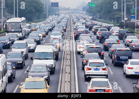 PECHINO-OTT. 19, 2014. Ingorgo di traffico nella città coperta di smog. L'allarme di smog di Pechino è andato ad arancione, significa "pericoloso", principalmente causato dalle emissioni di scarico. Foto Stock