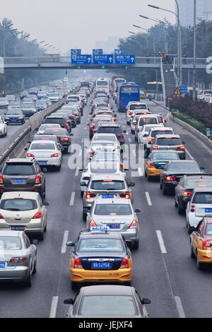 PECHINO-OTT. 19, 2014. Ingorgo di traffico nella città coperta di smog. L'allarme di smog di Pechino è andato ad arancione, significa "pericoloso", causato maily dalle emissioni di scarico. Foto Stock