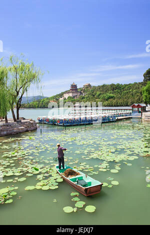 Lavoratore su una barca nel Lago Kunming, Palazzo Estivo, Pechino, Cina Foto Stock