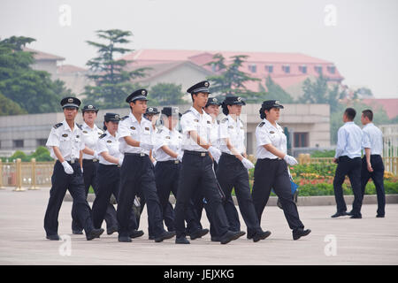 PECHINO-1 GIUGNO 2015. La polizia marciando in Piazza Tiananmen, la quarta piazza più grande del mondo (440,000 m2). Ha un grande significato culturale. Foto Stock