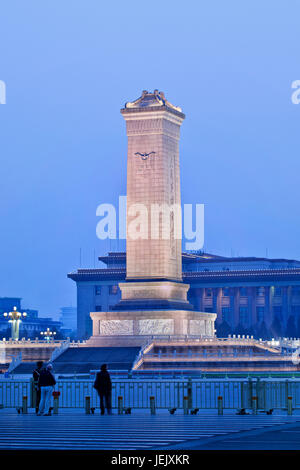 PECHINO-APRILE 21. Monumento agli Eroi del popolo. Un obelisco di 38 metri eretto come monumento nazionale della Repubblica popolare Cinese. Foto Stock