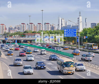 PECHINO-25 SETTEMBRE 2013. Traffico sulla quarta tangenziale, una superstrada ad accesso controllato intorno alla città, la sua lunghezza totale è di 65.3 chilometri. Foto Stock