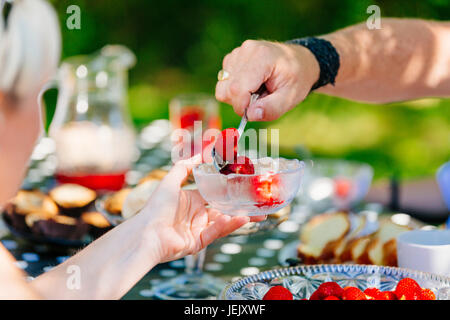 La condivisione di persona i frutti durante il pasto Foto Stock
