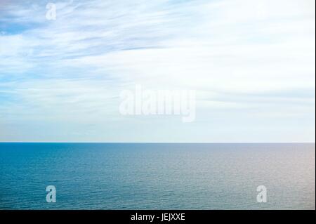 Perfetto cielo e acqua dell'Oceano indiano Foto Stock