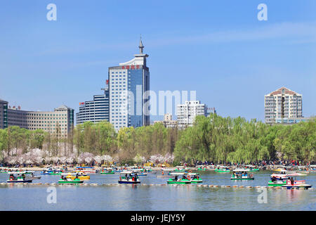 PECHINO-30 MARZO 2014. Yuyuantan Park Kunming Lake con vista sullo skyline di Pechino. La storia del Parco risale alla dinastia Jin (1115-1234). Foto Stock