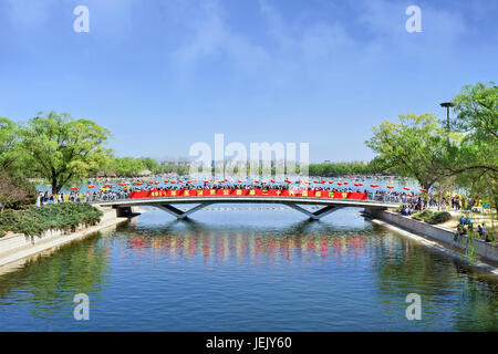 PECHINO-30 MARZO 2014. Yuyuantan Park con vista sul lago Kunming. La storia di Yuyuantan risale alla dinastia Jin (1115-1234). Foto Stock