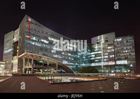 PECHINO-NOVEMBRE 14. Edificio degli uffici Zhonguancun di notte. Nel 1999 l'area divenne Zhongguancun Science & Technology zone con 12,000 aziende high-tech. Foto Stock