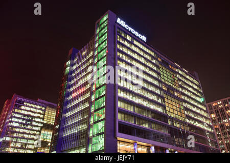 PECHINO-NOVEMBRE 14. Microsoft Chinese Research Headquarters a Zhongguancun Science & Technology zone di notte. Foto Stock