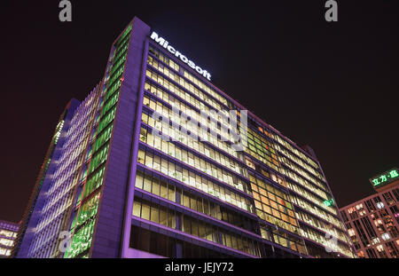 PECHINO-NOVEMBRE 14. Microsoft Chinese Research Headquarters a Zhongguancun Science & Technology zone di notte. Foto Stock