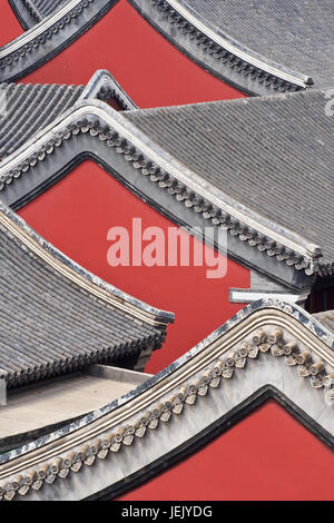 Eelevated vista sui tetti ornati di antico tempio complesso, Chengde, Cina Foto Stock