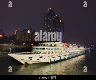 CHONGQING-NOV. 4, 2014. Yangtze Gold 1 di notte. E' la crociera piu' grande e lussuosa sul Fiume Yangtze. Foto Stock